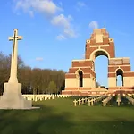 La Grange Aux Tommies-pays Du Coquelicot-somme Battlefields Bus-les-Artois