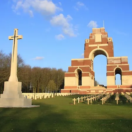 La Grange Aux Tommies-pays Du Coquelicot-somme Battlefields Bus-les-Artois